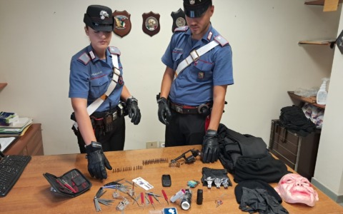 Acilia, revolver rubato e kit per rapine in casa: arrestato