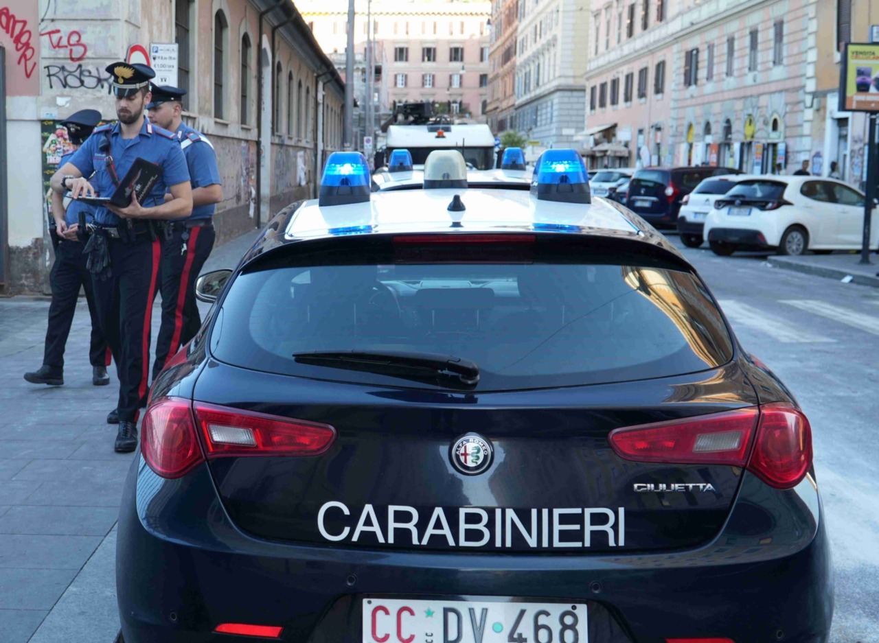 Forza le auto sulla Flaminia e aggredisce i Carabinieri: arrestato