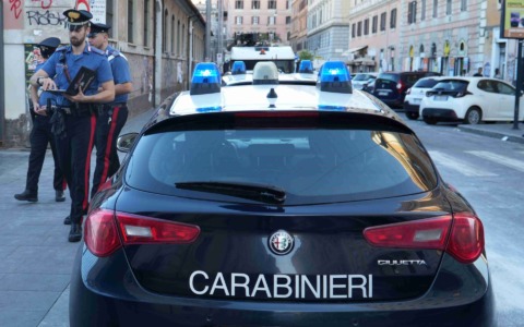 Forza le auto sulla Flaminia e aggredisce i Carabinieri: arrestato