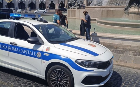 Tuffo nella Fontana delle Naiadi: multa e Daspo per un 42enne