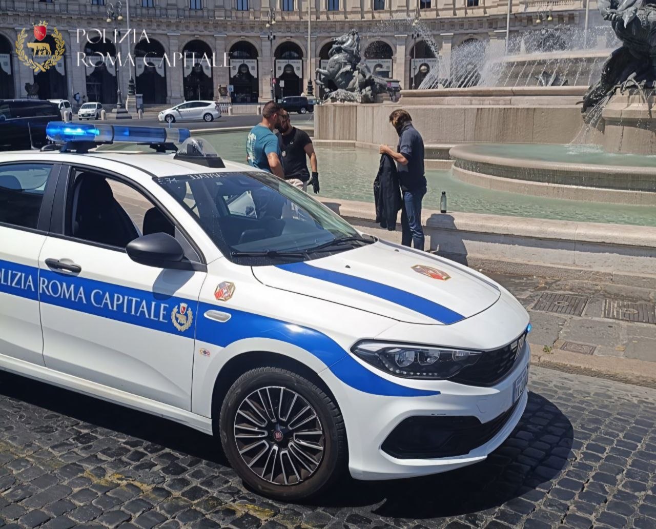 Tuffo nella Fontana delle Naiadi: multa e Daspo per un 42enne