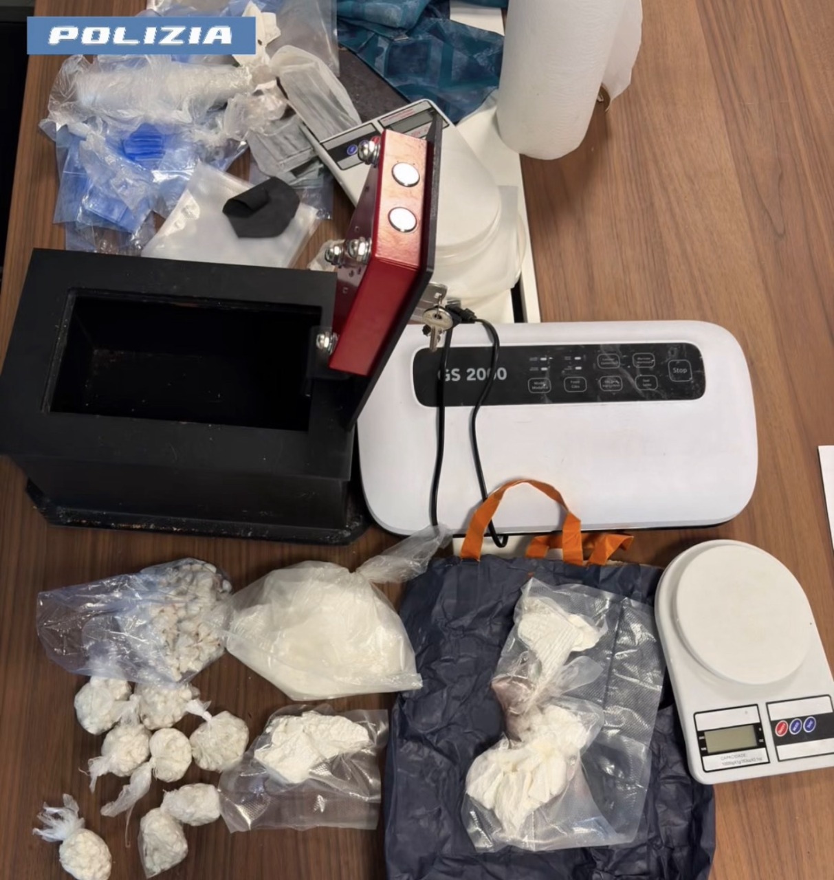 Ostia, casa usata come base per la droga: due arresti