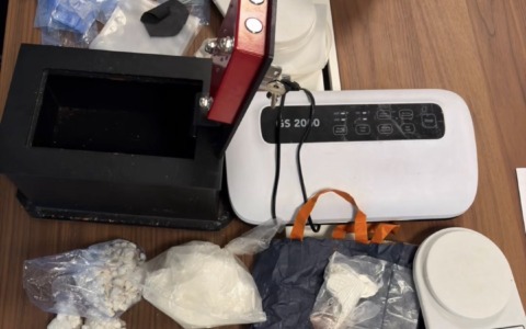 Ostia, casa usata come base per la droga: due arresti