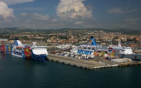 Primo rifornimento di GNL a una nave da crociera al porto