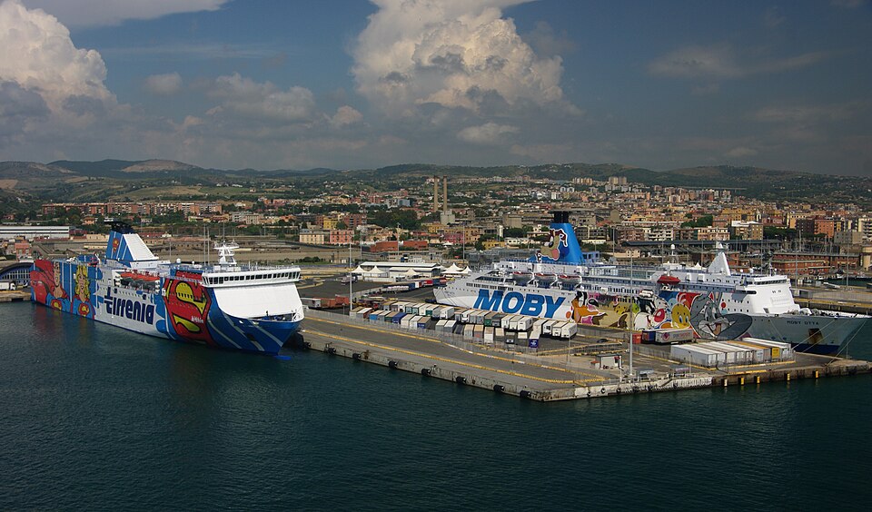 Primo rifornimento di GNL a una nave da crociera al porto