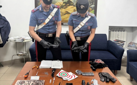 Paura in un coffee shop: 29enne con pistola ad aria compressa