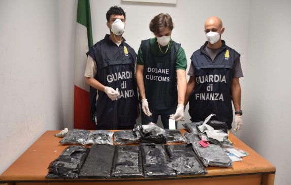 Fiumicino, sequestrati oltre 17 chili di shaboo