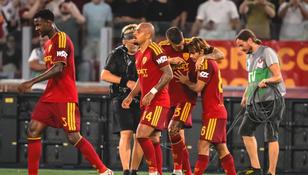 Roma travolgente: Fiorentina ko 4-0, Malen cala il tris