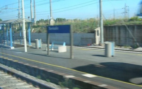 Senza dimora morto nel sottopasso della stazione Torricola