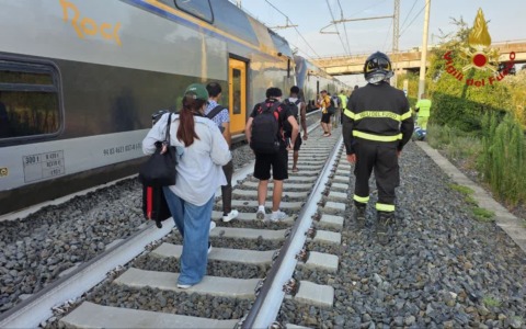 Treno deraglia dopo impatto con mucche, traffico bloccato