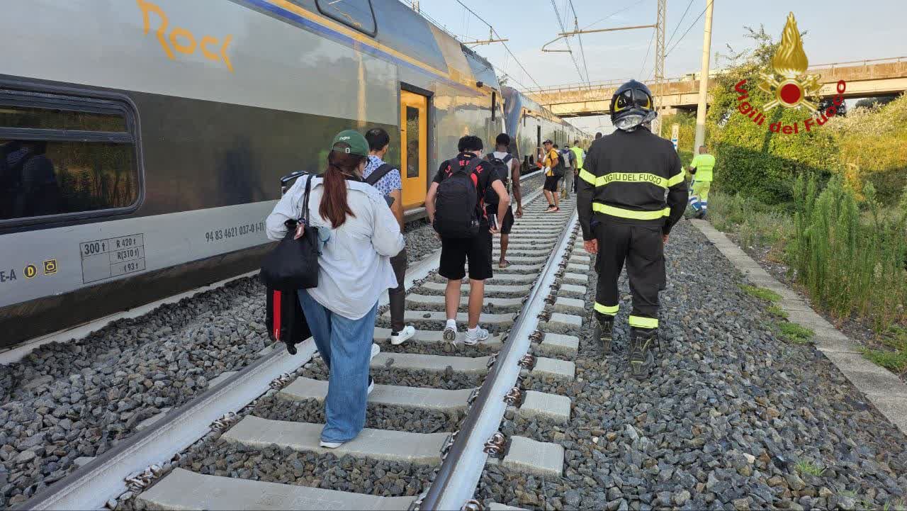 Treno deraglia dopo impatto con mucche, traffico bloccato