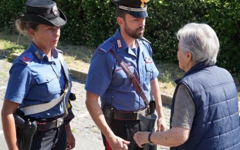Truffa a un’anziana: arrestata una finta carabiniera. IL VIDEO