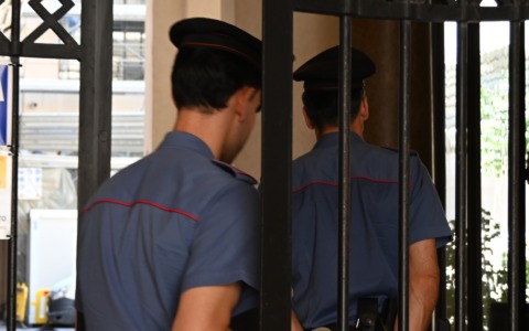 Finto carabiniere truffa un anziano: il figlio lo fa arrestare