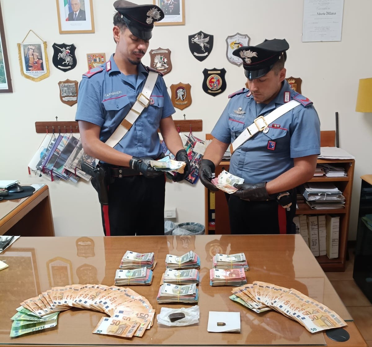 Velletri, 19enne denunciato: sequestrati droga, munizioni e 44mila euro