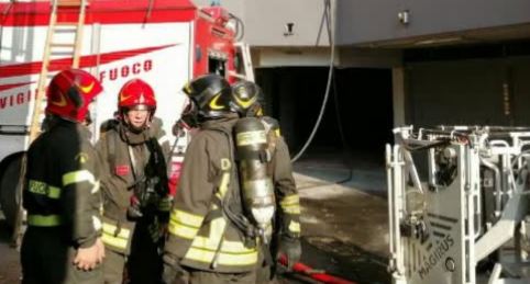 Si cosparge di benzina e si dà fuoco in un distributore