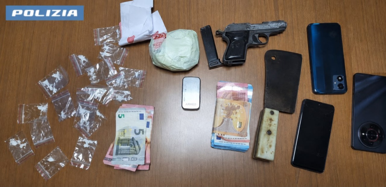 Droga, soldi e pistola nascosti nel divano: arrestato 38enne