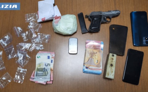 Droga, soldi e pistola nascosti nel divano: arrestato 38enne