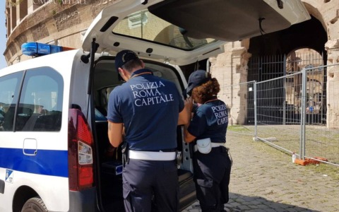 Ambulante abusivo aggredisce gli agenti e viene arrestato