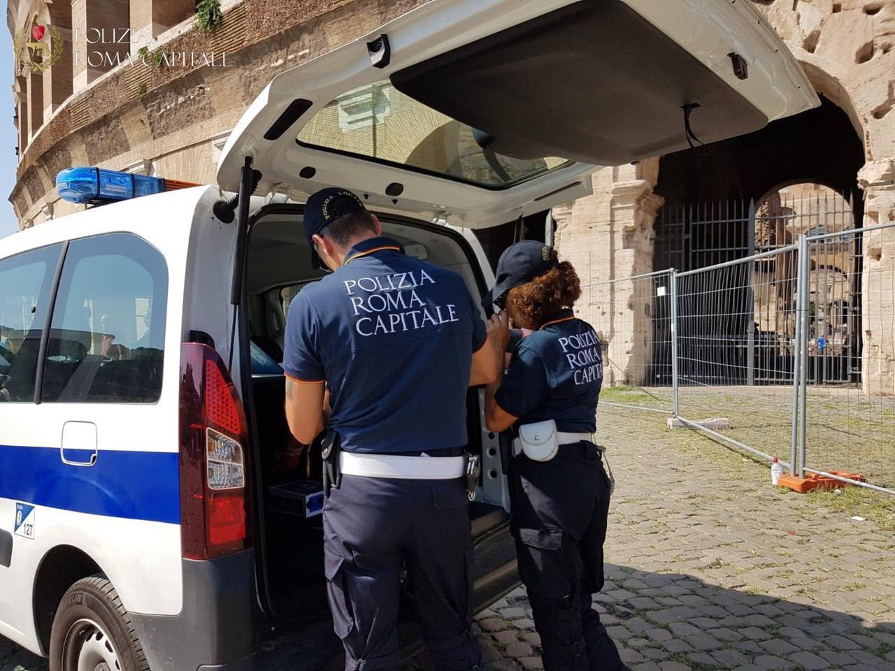 Ambulante abusivo aggredisce gli agenti e viene arrestato