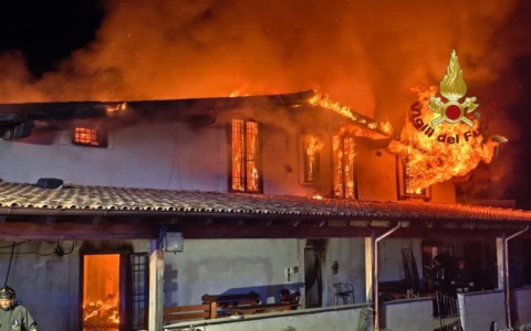Incendio in un villino a Roma, pompieri al lavoro tutta la notte