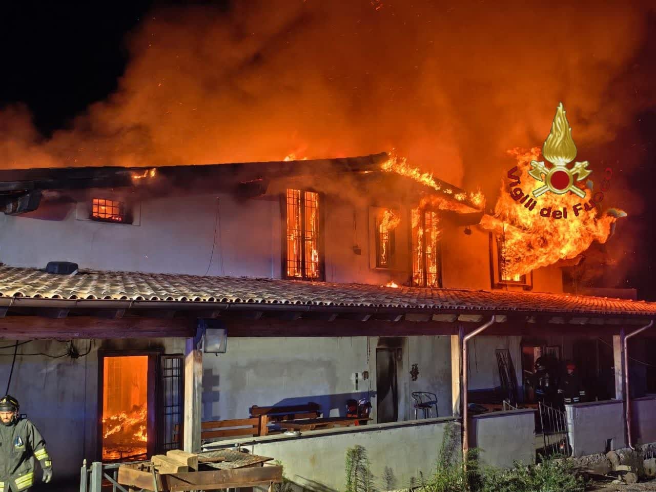 Incendio in un villino a Roma, pompieri al lavoro tutta la notte