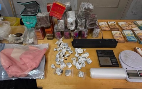 Rapina al bingo con il coltello: in casa 13 chili di hashish