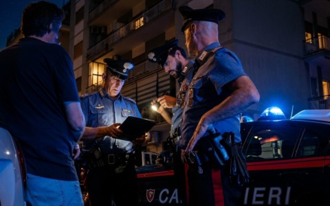 Aggressione a Carabinieri dopo imbrattamento di un taxi