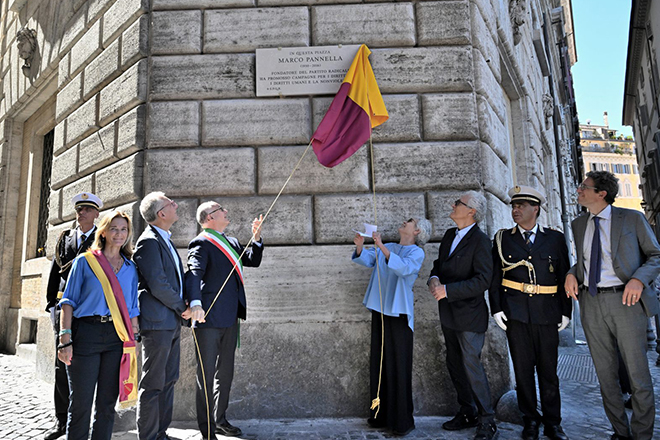 Piazza Navona, una targa per ricordare Marco Pannella