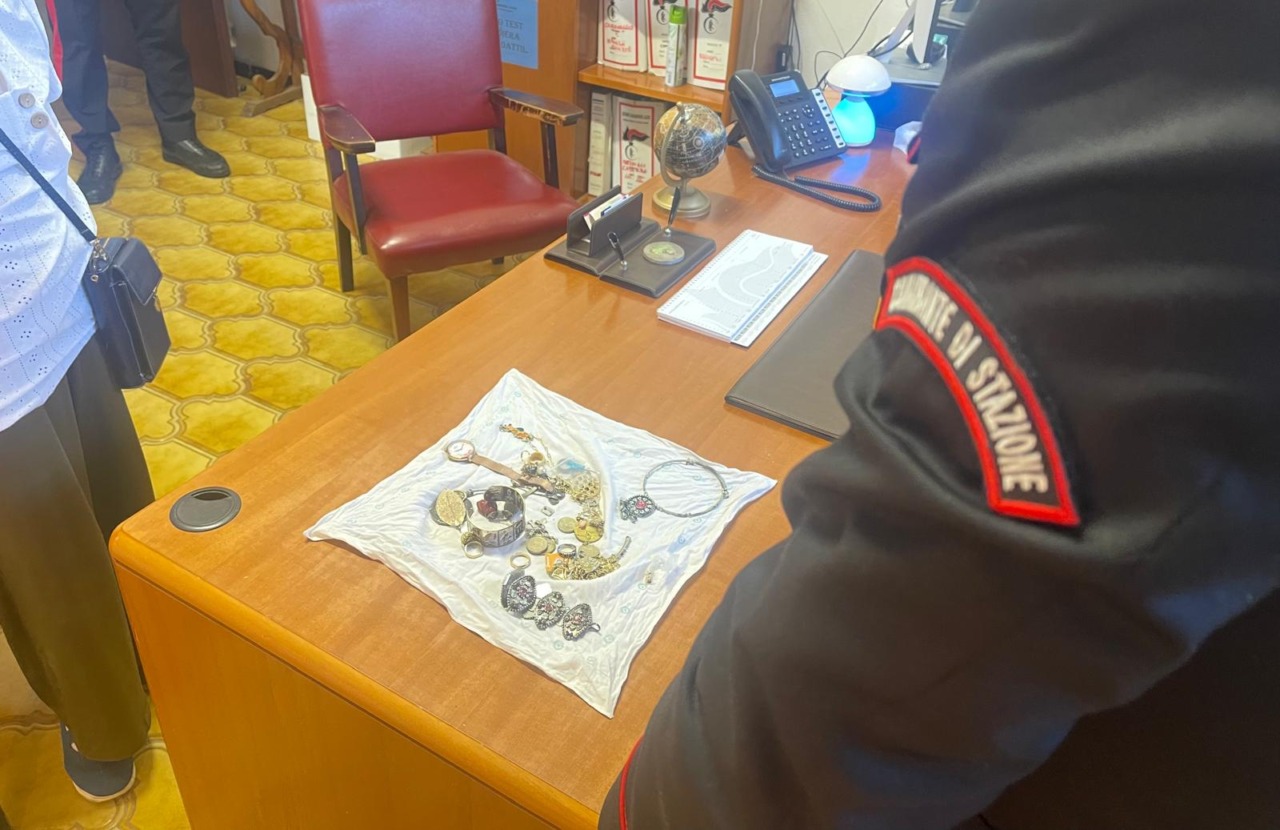 Finto carabiniere truffa un’80enne: arrestata 35enne ad Ardea