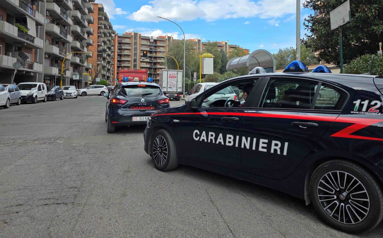 Incendio in un’attività commerciale a Ostia: vigili al lavoro