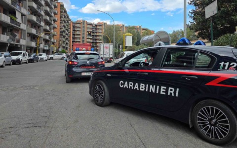 Incendio in un’attività commerciale a Ostia: vigili al lavoro