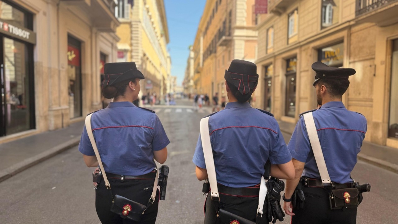Largo Goldoni, carabiniera fuori servizio blocca due borseggiatori