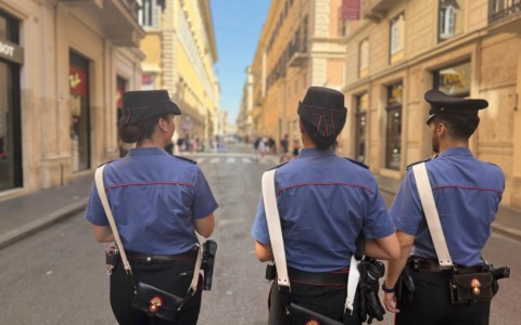 Largo Goldoni, carabiniera fuori servizio blocca due borseggiatori