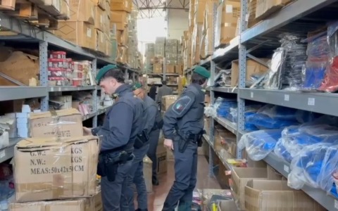 Loghi falsi su capi di alta moda: sequestrati 1.200 articoli