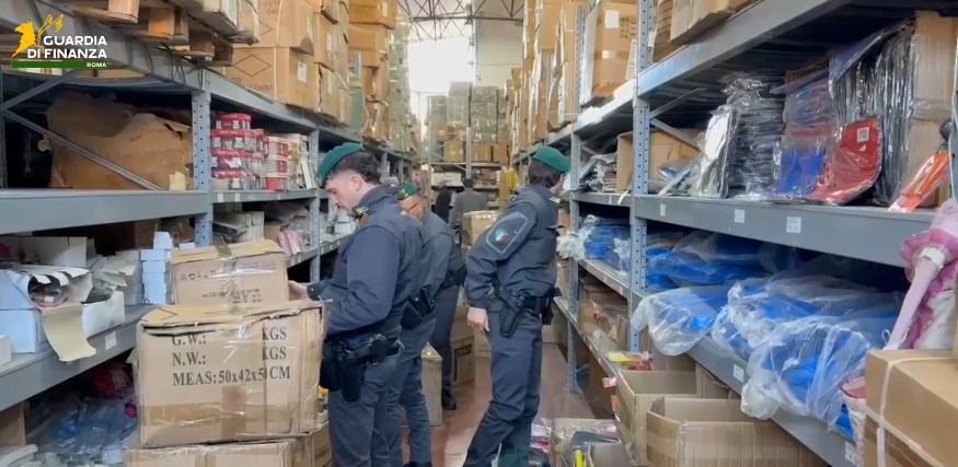 Loghi falsi su capi di alta moda: sequestrati 1.200 articoli