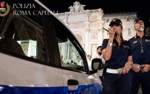 Borseggi a Fontana di Trevi: denunciata una 13enne
