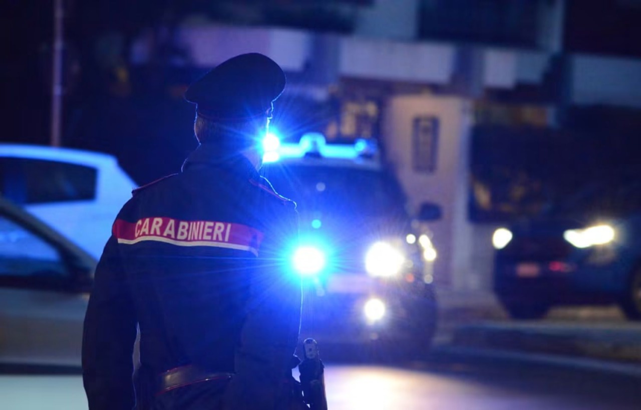 Donna ferita al braccio da un colpo in via della Giuliana
