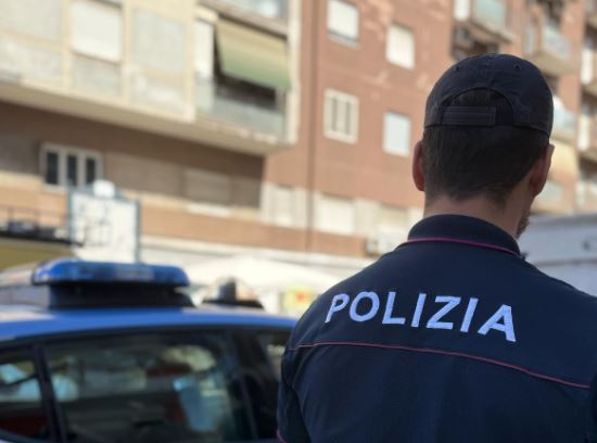 Roma, due poliziotti feriti durante un arresto: 29enne libero