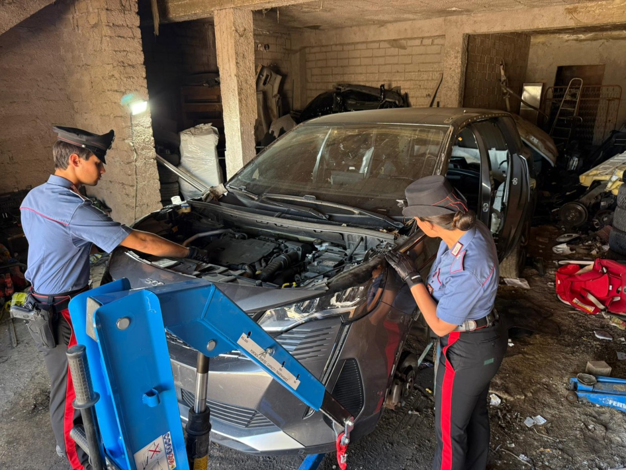 Sei auto rubate a giugno: denunciati due giovani