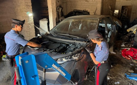 Sei auto rubate a giugno: denunciati due giovani