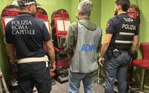 Magliana, sequestrate cinque macchinette illegali in una sala giochi