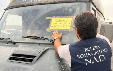 Rifiuti e amianto, sequestrati due furgoni: 4 denunce