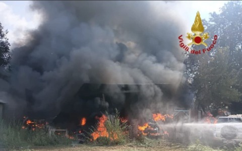 Incendio a Valmontone, in fiamme un capannone