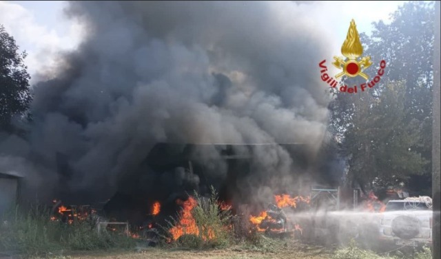 Incendio a Valmontone, in fiamme un capannone