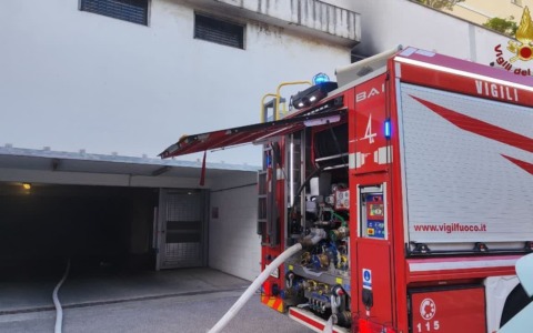 Rogo in un garage: sei intossicati, evacuati anche due bambini