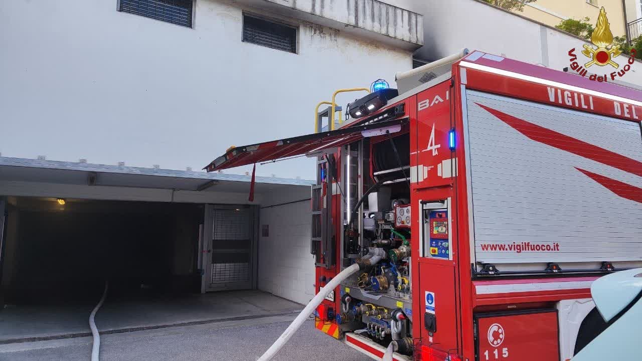 Incendio in un garage a Roma: sei intossicati, evacuate 12 persone