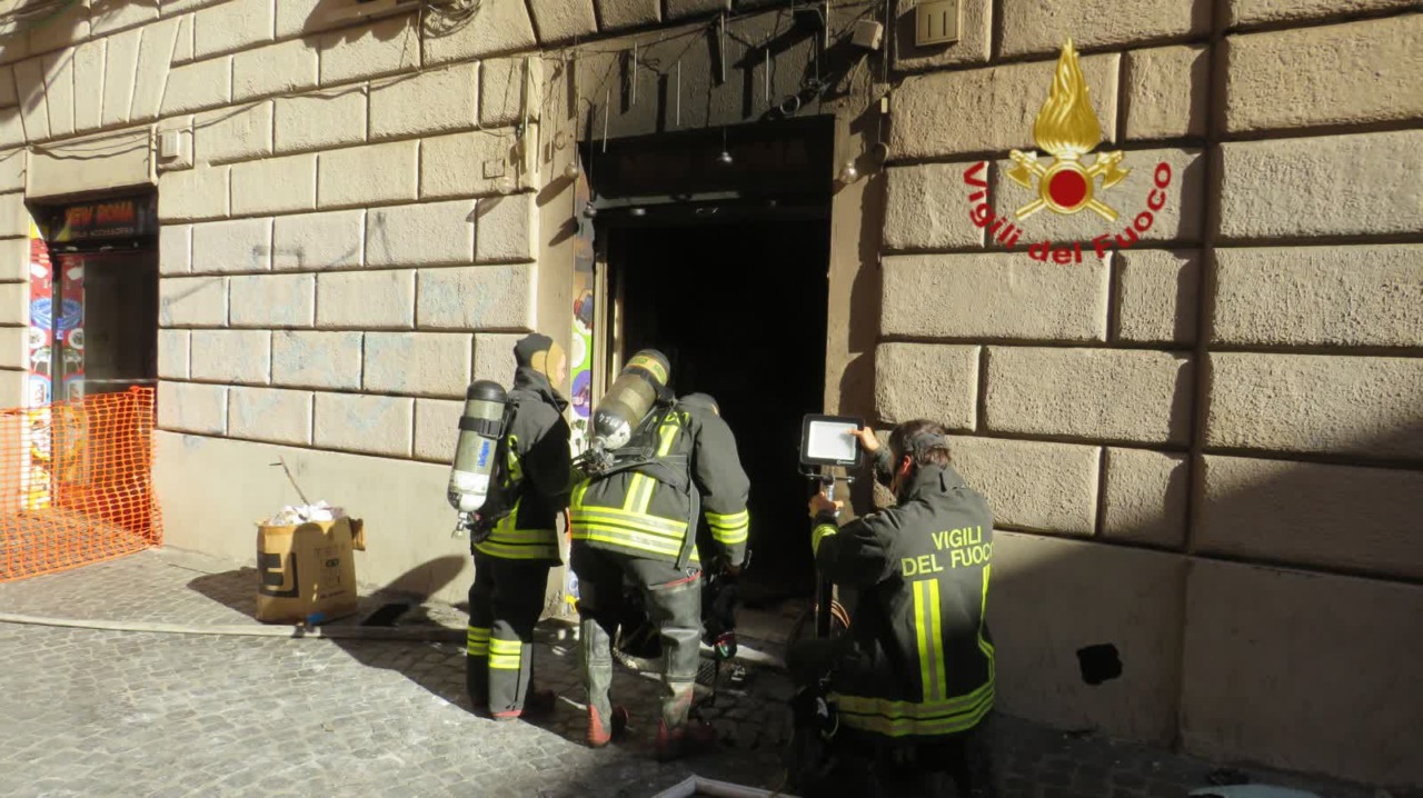 Incendio nei sotterranei all’Esquilino: stabile evacuato