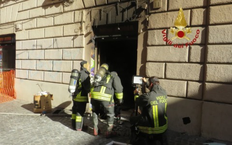 Incendio nei sotterranei all’Esquilino: stabile evacuato