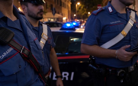 Rubano alcolici e minacciano i dipendenti con un vetro
