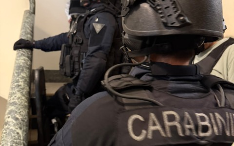 Coltello contro i Carabinieri, si barrica in casa ai Parioli